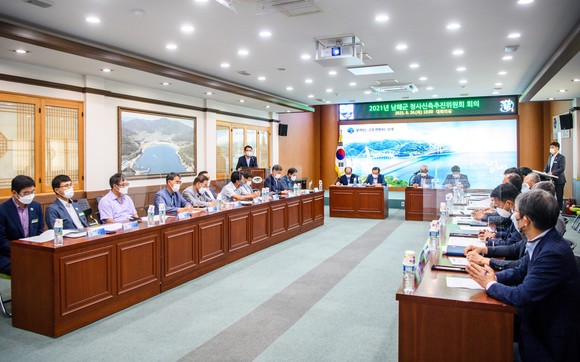 남해군 청사신축 추진위원회가 청사신축 추진회의를 개최하고 있다. ⓒ 남해군