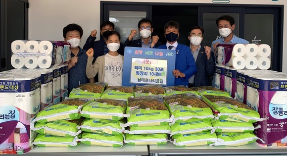 남해로타리클럽 김수정 회장이 고현면과 설천면에 쌀과 휴지를 기탁하고 있다. ⓒ 남해군