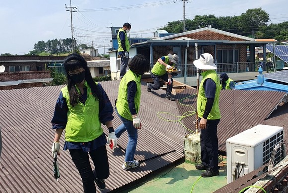 금성면지역사회보장협의체가 금보따리 사업 일환으로 사랑의 집 고쳐주기를 하고 있다. ⓒ 하동군