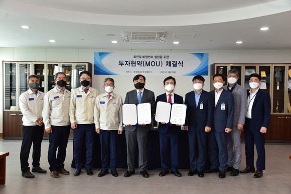 진주시와 한국항공우주산업이 회전익 비행센터 투자유치 협약을 체결하고 있다. ⓒ 진주시