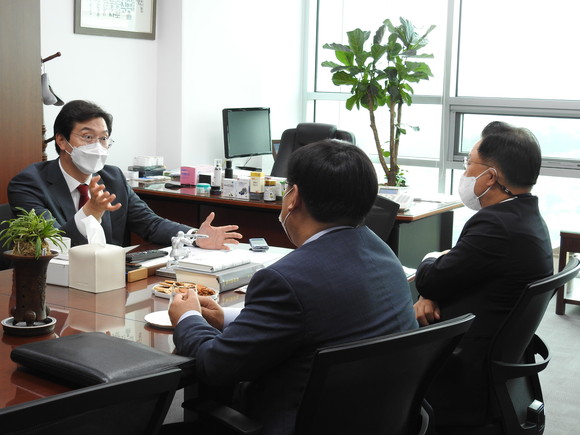 강민국 국회의원이 진에어·대한항공 관계자를 만나 진주·사천공항 노선 증편 필요성을 강조하고 있다. ⓒ 프라임경제