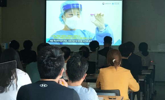 화이자 백신 교차접종 등 다중백신 접종을 대비해 관내 코로나19 위탁의료관 교육 모습. ⓒ 논산시