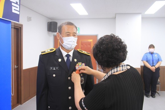 경감 장태환 옥조근정훈장 수여식 모습. ⓒ 포항해양경찰서