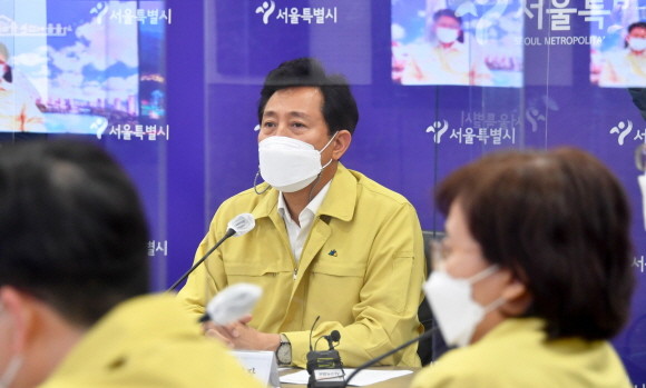 30일 서울 중구 서울시청에서 오세훈 서울시장이 '서울시-자치구 긴급 코로나19 특별방역대책회의'를 열고 있다. ⓒ 연합뉴스