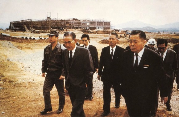 1970년 4월23일. 이병철 선대회장과 일본 NEC의 고바야시 사장이 울산사업장(당시 가천공장) 건설 현장을 방문하는 모습. ⓒ 삼성SDI
