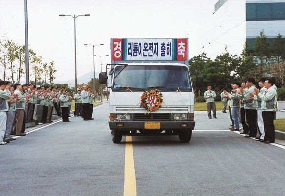 삼성SDI는 1998년 10월15일 세계 최대 용량의 원형 리튬이온 배터리를 개발하고 첫 출하에 성공했다. ⓒ 삼성SDI
