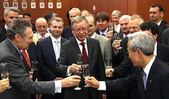 2011년 7월1일, EU FTA 발효를 기념하기 위해 김종훈 당시 통상교섭본부장(우측부터), 토마쉬 코즈워프스키 당시 주한 EU 대사, 쟝 마리 위르띠제 당시 주한 EU상의 회장 등이 리셉션에 참석했다. ⓒ 연합뉴스