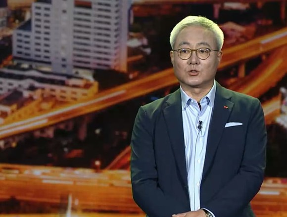 김준 SK이노베이션 총괄 사장이 1일 여의도 콘래드서울에서 열린 '스토리데이' 행사에서 향후 사업 방향에 대해 설명하고 있다. =이수영 기자