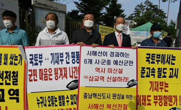 황선봉 군수가 민선 7기 4년차 첫 일정으로 삽교역사 신설촉구 집회현장을 방문했다. ⓒ 예산군