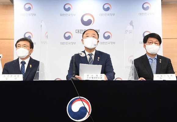 홍남기 부총리 겸 기획재정부 장관이 지난달 29일 오후 서울 광화문 정부서울청사에서 열린 '2021년 제2회 추가경정예산안 관련 관계부처 합동브리핑'에서 모두발언을 하고 있다. ⓒ 기획재정부