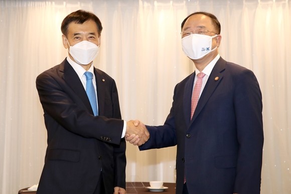 이주열 한국은행 총재가 2일 오전 서울 중구 프레스센터에서 열린 홍남기 경제부총리와의 회동에서 인사를 나누고 있다. ⓒ 한국은행