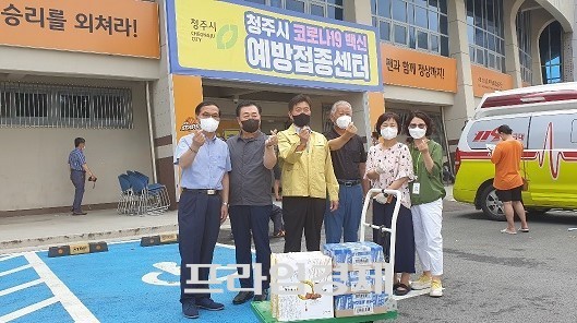 사창동 주민자치위원협의회는 지난 30일 서원보건소 코로나19 대응요원에 빵과 음료 등 기부 후 기념촬영을 하고 있다. ⓒ 청주시