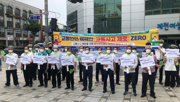 제천시노인종합복지관은 지난 30일 제천경찰서와 함께 지역 내 교통안전 문화 확산을 위한 '교통안전 캠페인'을 실시 후 기념촬영을 하고 있다. ⓒ 제천시