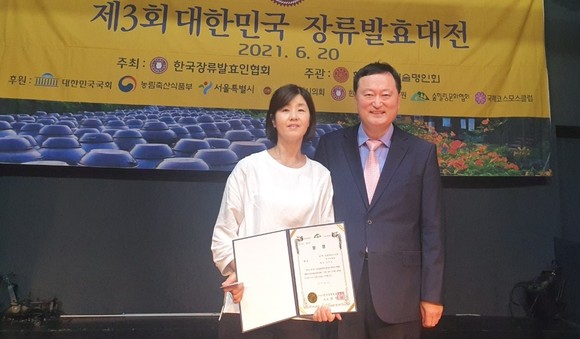 강은순 대표 수상 후 기념촬영 모습. ⓒ 제천시