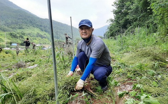 지난 1일 오영탁 의원이 일손이 부족한 농가를 찾아 봉사활동을 실시했다. ⓒ 의회사무국