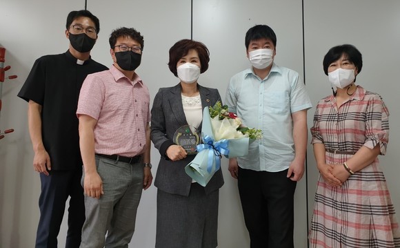 이숙애 의원이 지난 1일 충북재가노인복지협회로부터 감사패를 수여 후 기념촬영을 하고 있다. ⓒ 의회사무국