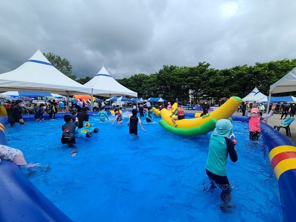 영덕군청년회의소 주관으로 제24회 영덕군어린이대축제 '렛츠런 블루시티 영덕 워터페스티벌'을 개최했다. ⓒ 영덕군