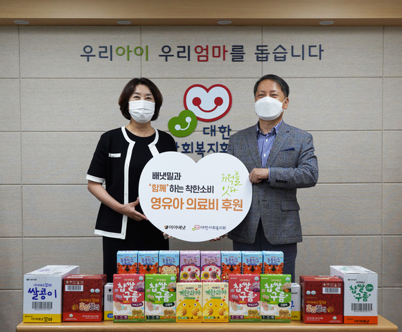 아이배냇 김자영 상무이사(왼쪽), 대한사회복지회 전태석 나눔사업본부장이 기념촬영을 하고 있다. ⓒ 아이배냇