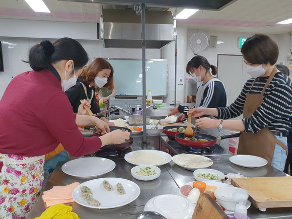 능력개발관 수강생들이 맞춤 요리를 하고 있다. ⓒ 진주시