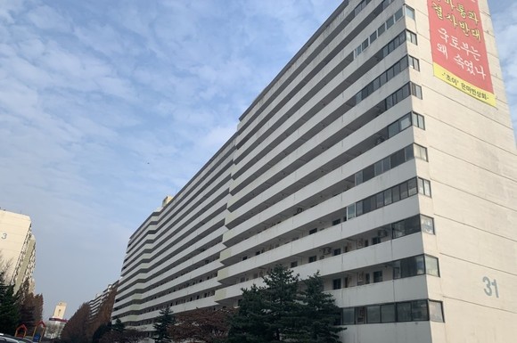 은마아파트 외벽에 "GTX-C 노선 은마 통과 결사 반대"라는 현수막이 걸려 있다. ⓒ 프라임경제