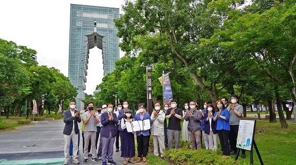 김은수 시인과 이지인 시인이 감사패를 전달받은 후 경주엑스포대공원 직원들과 기념촬영을 하고 있다. ⓒ 경주엑스포대공원