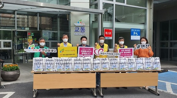 교동 남·녀 새마을 지도자협의회는 지난 6일 자원봉사센터에서 기부된 삼계탕 50개를 이웃들에게 직접 배달하는 봉사활동을 실시 후 기념촬영을 하고 있다. ⓒ 제천시