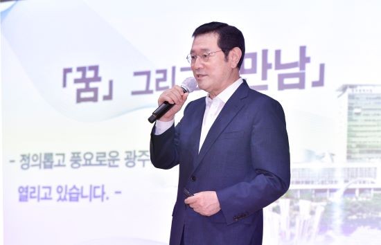 이용섭 광주광역시장이 7일 서구청 들불홀에서 열린 광주예총 제29기 시민예술대학 특별강연에 참석해 강연을 하고 있다. ⓒ 광주광역시
