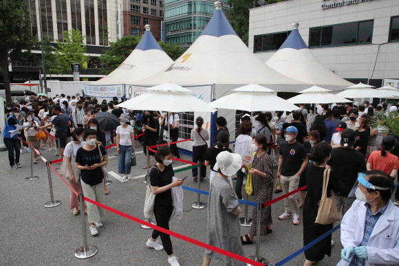 7일 서울 강남구 강남구보건소에 설치된 선별검사소를 찾은 시민들. © 연합뉴스