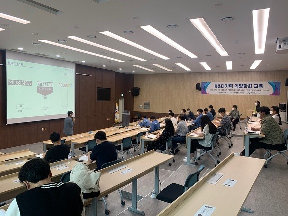(재)포항테크노파크는 지난 8일 포항TP 제5벤처동 대회의실에서 포항기업연구소협의회(회장 박평렬), (사)한국산학연협회와 함께 'R&D기획 역량강화 교육'을 개최했다. ⓒ 포항테크노파크