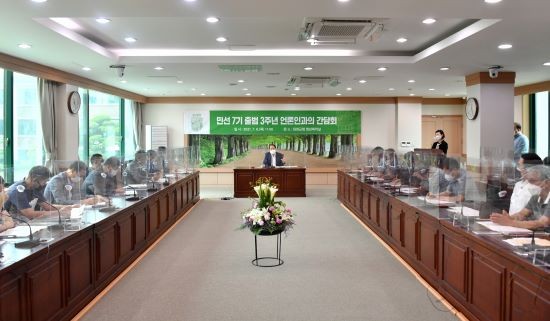 최형식 담양군수가 군청 영상회의실에서 출입기자와의 간담회를 개최하고 있다. ⓒ 담양군