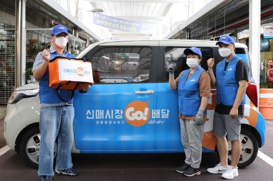 대구수성구지역자활센터 소속 배송기사들이 신매시장에서 우수지역특화사업인 신매시장 Go배달을 통해 주문한 상품을 배달한다. ⓒ 대구 수성구청