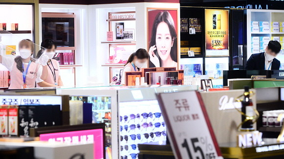 트래블 버블 추진과 백신접종 확대로 실적 반등을 기대했던 면세업계가 코로나19 재확산으로 업황 회복세를 기대하기 어렵게 됐다. © 연합뉴스