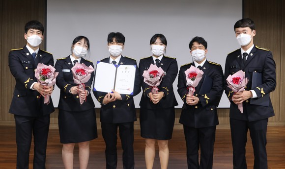 신임해양경찰관 36명이 임용식을 개최 후 기념촬영을 하고 있다. ⓒ 보령해경
