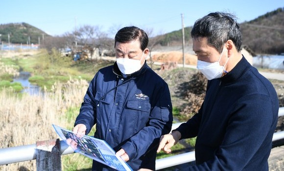 황선봉 예산군수가 여름철 자연재난 대비 시왕 재해위험지구 현장 점검을 하고 있는 모습. ⓒ 예산군