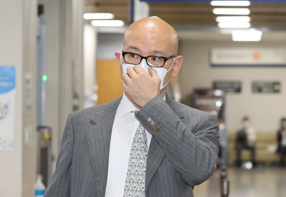 개인 소유 회사를 부당하게 지원한 혐의로 기소된 이해욱 DL그룹 회장이 13일 오전 서울 서초구 중앙지법에서 열린 1심 결심 공판에 출석하고 있다. © 연합뉴스