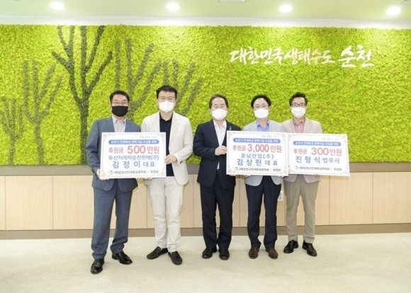 김정이 두산지게차순천판매㈜ 대표, 송경식 순천시인재육성장학회장, 허석 시장, 김상헌 호남산업㈜대표, 진형식 법무사(왼쪽부터) ⓒ 순천시