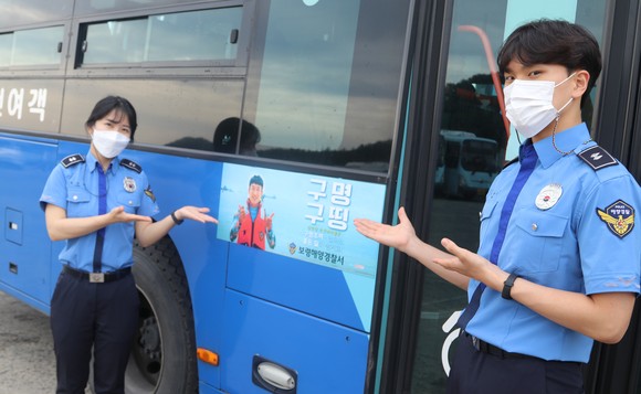 버스에 부착된 구명조끼 착용 홍보물. ⓒ 보령해경
