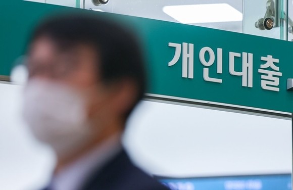 오는 10월로 예정된 비대면 방식의 대환대출(대환 갈아타기)가 은행권 거부 분위기 탓에 끝내 무산됐다. ⓒ 연합뉴스