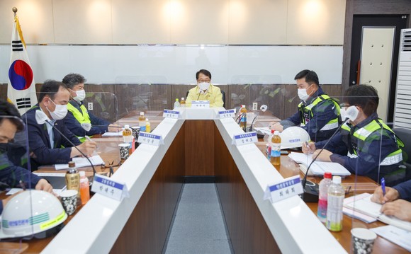 박형덕 서부발전 사장이 지난 13일 태안발전본부에서 여름철을 앞두고 발전소 현장점검 화상대책회의를 열고 있는 모습. ⓒ 서부발전