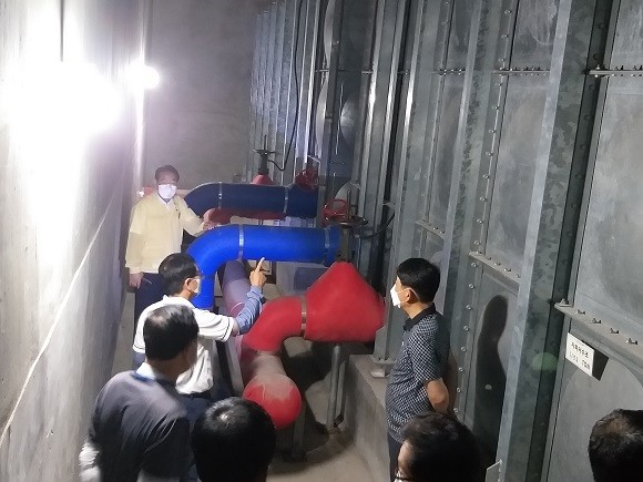 안승도 맑은물사업본부장이 필터 모니터링을 실시하고 일부 대규모 아파트 저수조를 직접 점검을 실시했다. ⓒ 포항시