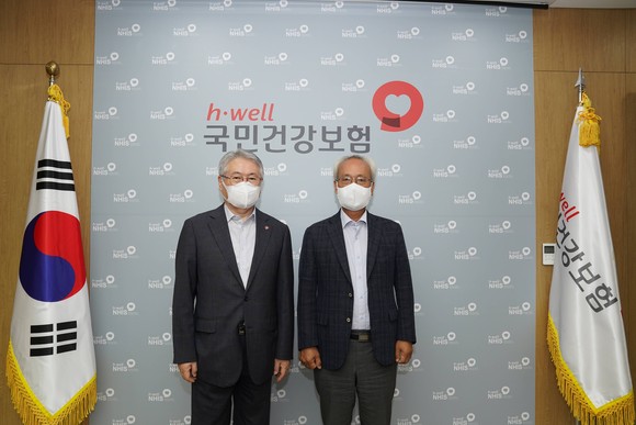 지난 14일, 김용익 국민건강보험공단 이사장과 문성현 경제사회노동위원회 위원장이 강원 원주본사에서 만나 고객센터 파업사태를 논의했다. ⓒ 국민건강보험공단