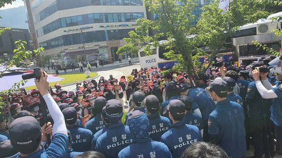 14일, 강원도 원주시에 위치한 국민건강보험공단 본사 앞에 고객센터 노조 관계자들과 경찰들이 대립각을 세우고 있다. ⓒ 국민건강보험공단