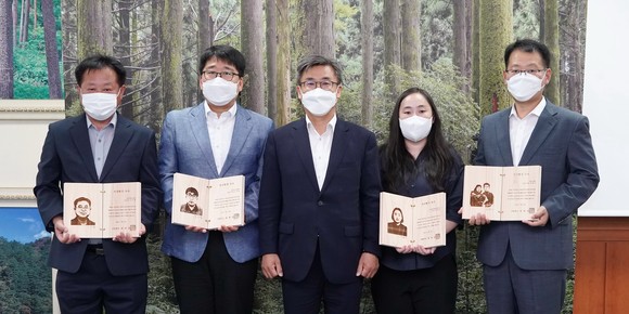 지난 15일 산림청은 2분기 적극행정 우수사례 3건을 선정하고 우수직원을 격려했다. ⓒ 산림청