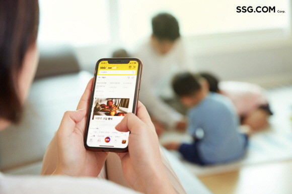 SSG닷컴이 '쓱배송'의 주문 마감 시간을 늘려 당일 배송 서비스를 확대하고 온라인 장보기 고객의 쇼핑 편의 증진에 나선다. © SSG닷컴