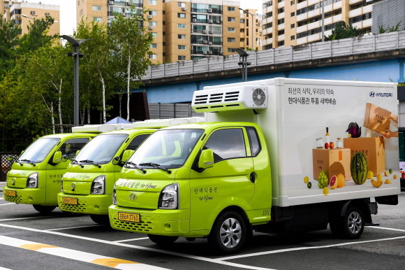 현대백화점은 현대차그룹과 손잡고 전기 트럭 기반의 '이동형 MFC'를 활용해, 이달 말부터 현대식품관 투홈에 '신선식품 즉시배송 서비스'를 선보인다. © 현대백화점