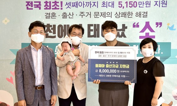 지난 15일 제천시여성단체협의회가 제천시 주택자금지원 수혜가정 축하이벤트 모습. ⓒ 제천시