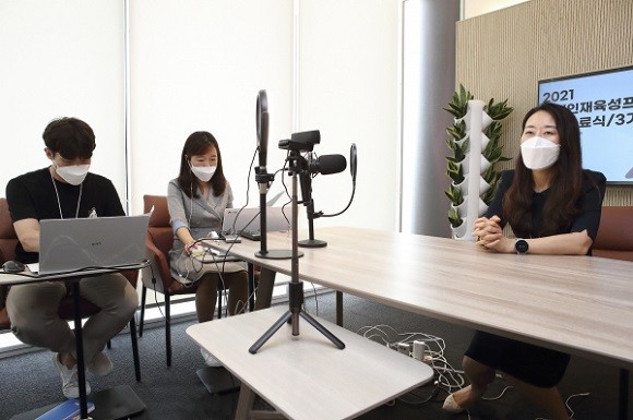 KT 그룹인재개발실장 진영심 상무가 온택트 간담회로 진행된 3기 입교식에서 2기 수료생들의 성과를 공유하고 새롭게 과정에 참여할 3기를 응원하고 있다. ⓒ KT
