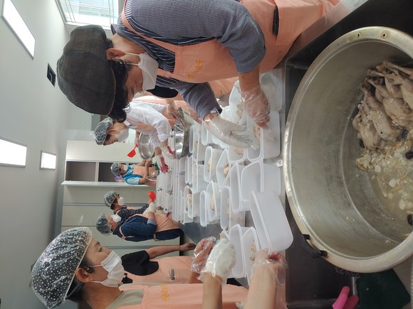 한국생활개선 연합회가 삼계탕 400인분을 조리하고 있다. ⓒ 남해군