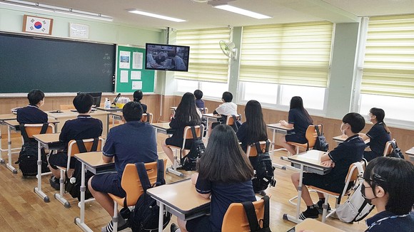 치매안심센터가 칠원중학교에서 치매파트너 교육을 실시하고 있다. ⓒ 함안군