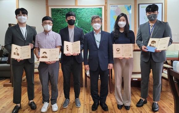 남태헌 산림청 차장(오른쪽 세번째)이 올해 2분기 대국민 민원서비스 품질향상에 이바지한 '민원 우수공무원' 5명을 선정해 포상하고 기념촬영을 하고 있다. ⓒ 산림청